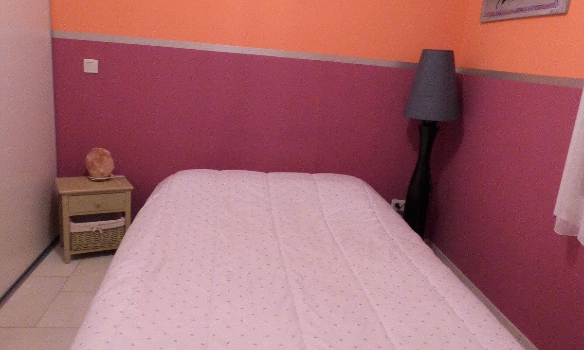 Chambly House | Une belle chambre, lit double.