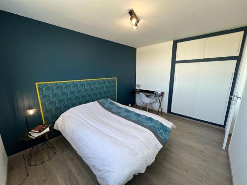 Saint-Vincent Apartment | Une chambre privée bleu dans un appartement partagé