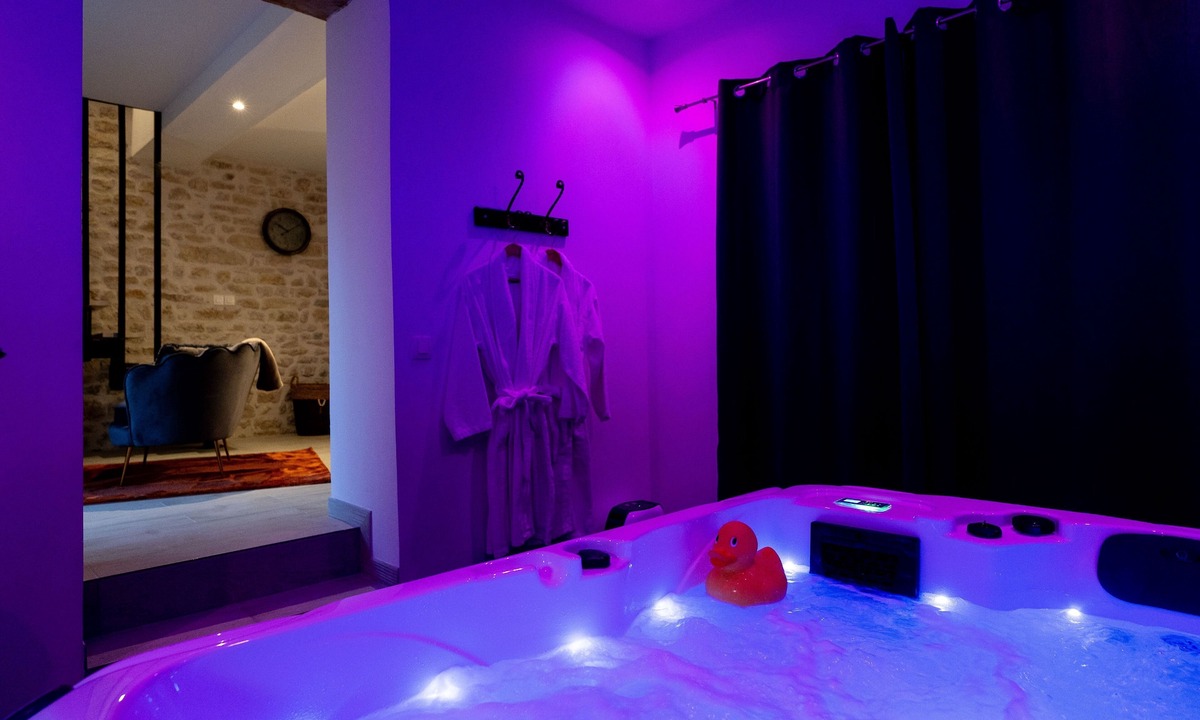 Chateau-Landon House | - Une Pause à Deux - Jacuzzi privé et Chambre Secrète