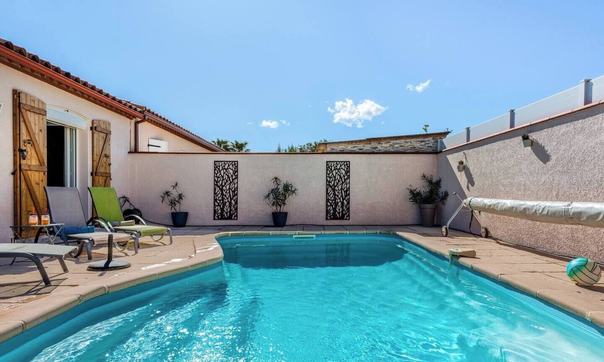 Villemolaque House | UNE PAUSE DANS LE SUD, air-conditioned family home, 98m², private pool, sleeps 5.