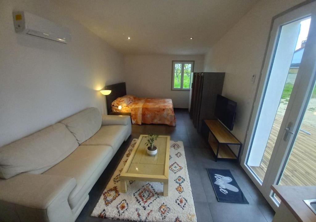 Villefargeau Apartment | Une petite maison et sa prairie