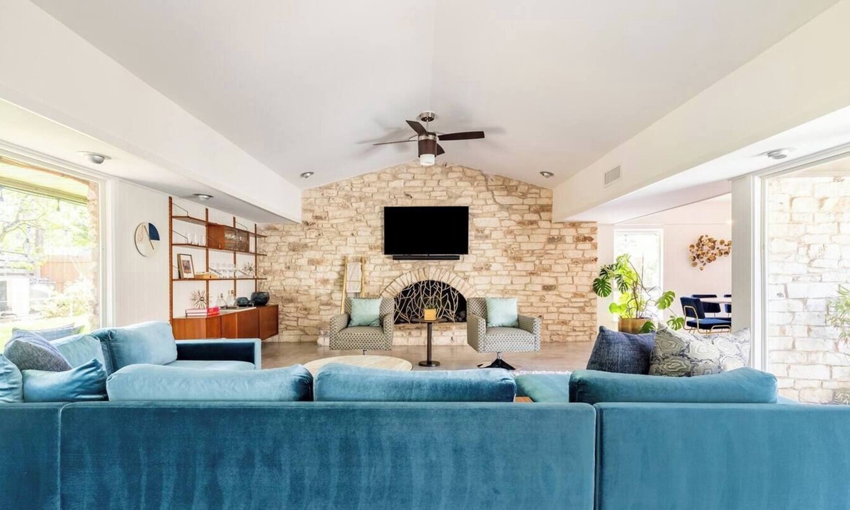 Pecan Springs Springdale House | Unforgettable Getaway in ATX: Private pool, Pickleball/basketball court & more!