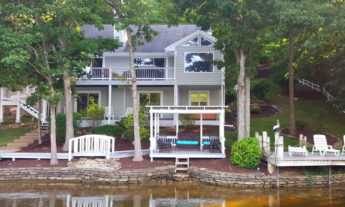 Lake Ozark House | Unforgettable Luxurious Lakefront Home with Exclusive Boat Rentals for Guests