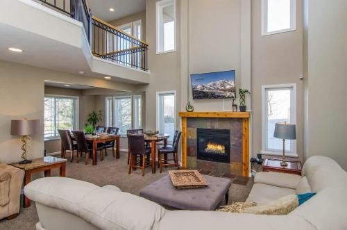 Midvale House | Union Cove in Salt Lake with Secluded Privacy