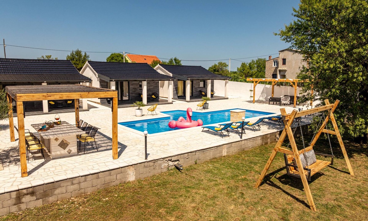 Benkovac Villa | Uniqe Villa-V with a large pool