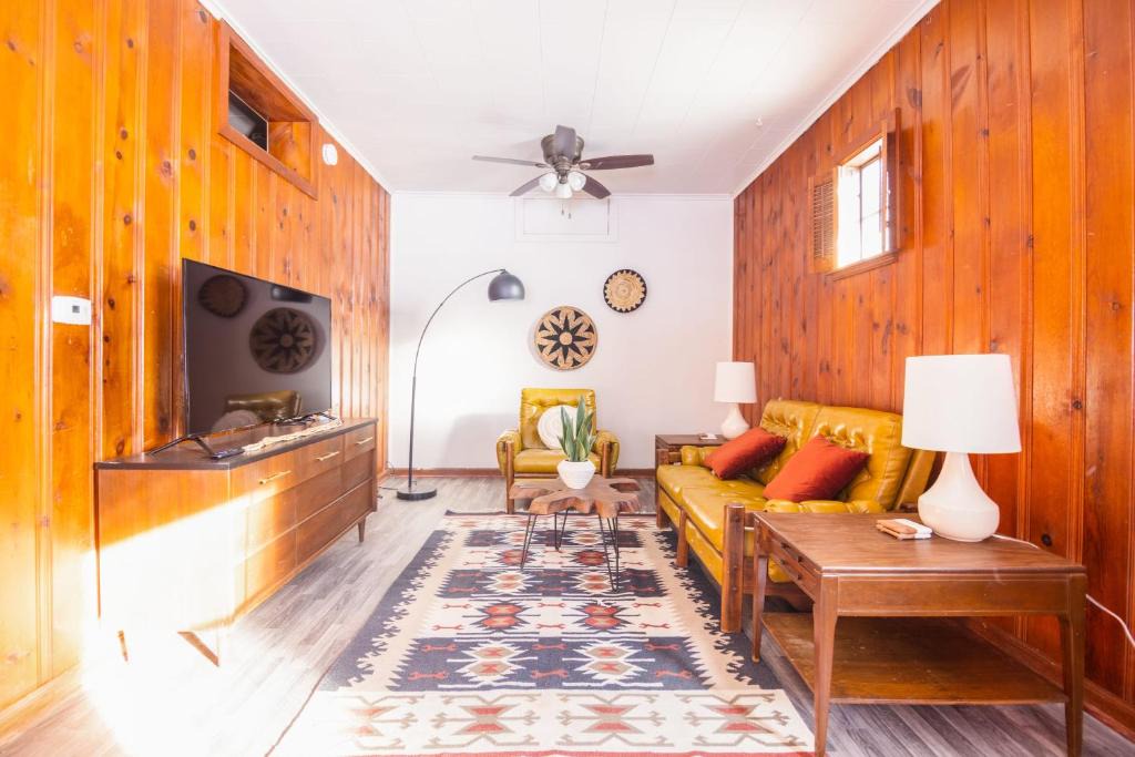 Des Moines House | Unique 1 Bedroom Home With Large Backyard