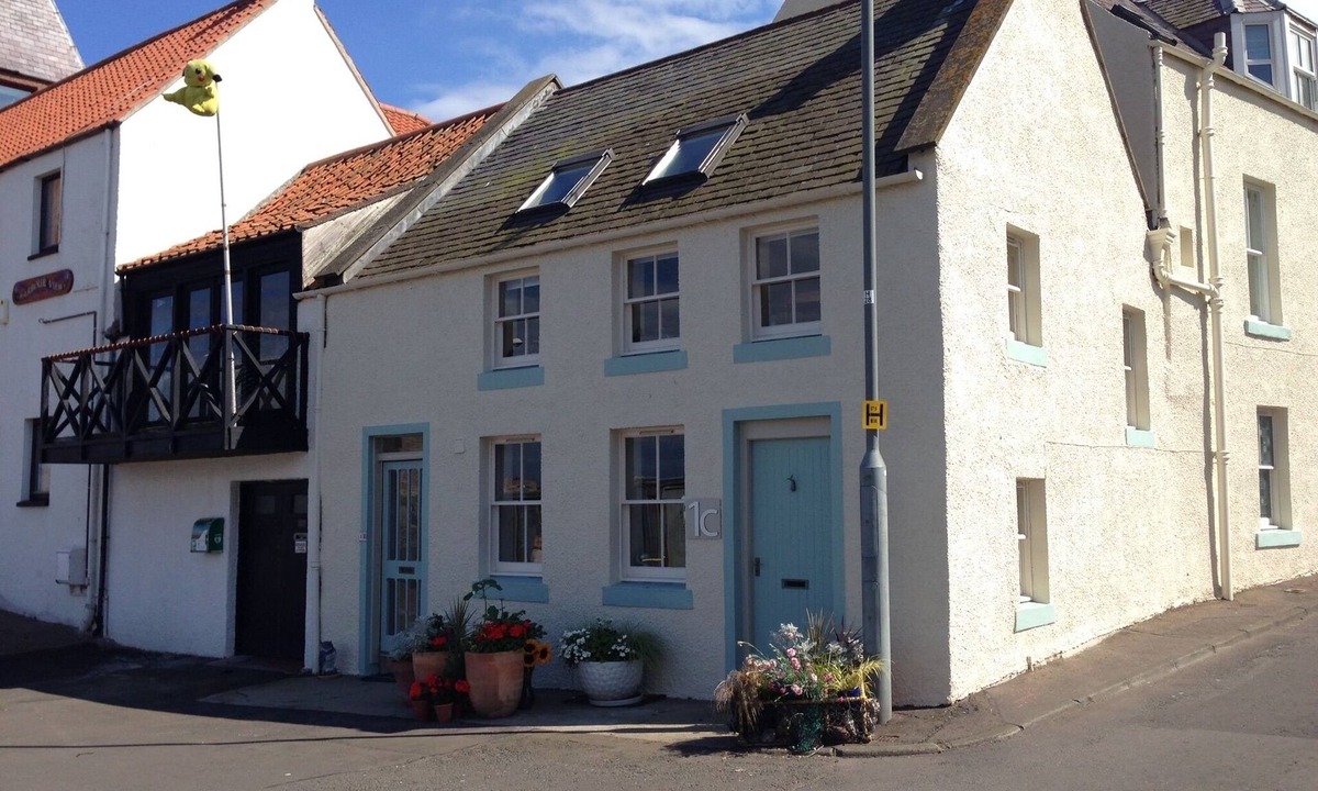 Dunbar Apartment | Unique 2 Bedroom Harbour Front Apartment