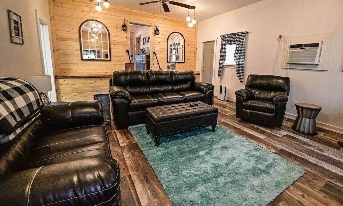 Hatfield House | Unique 2 BR Spacious Cottage