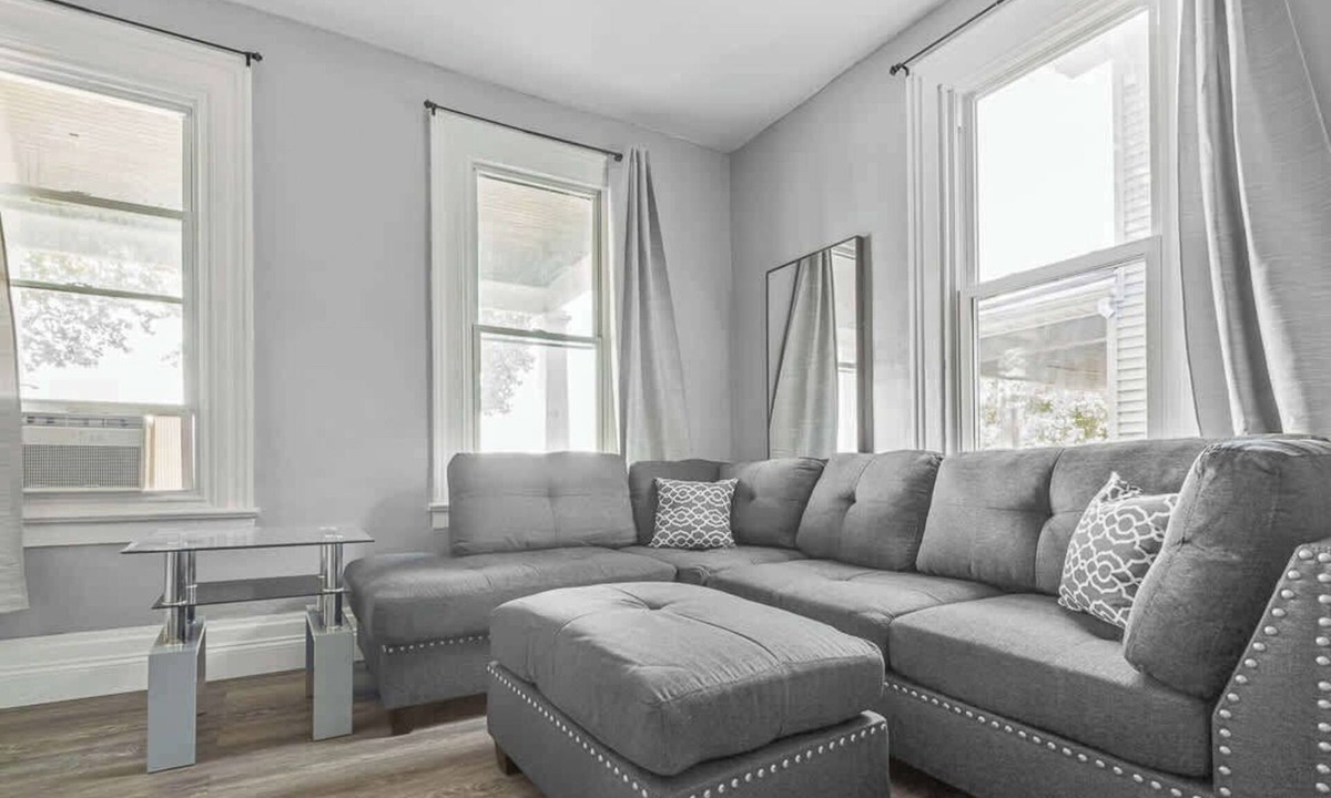 Downtown Niagara Falls House | Unique 5BR,3BA minutes from the falls