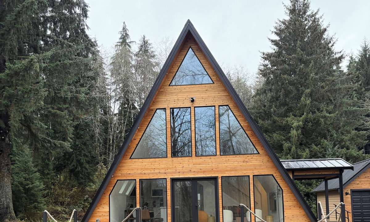 Forks House | Unique A-Frame, Private, River Facing in Forks with Sauna & Hot-tub