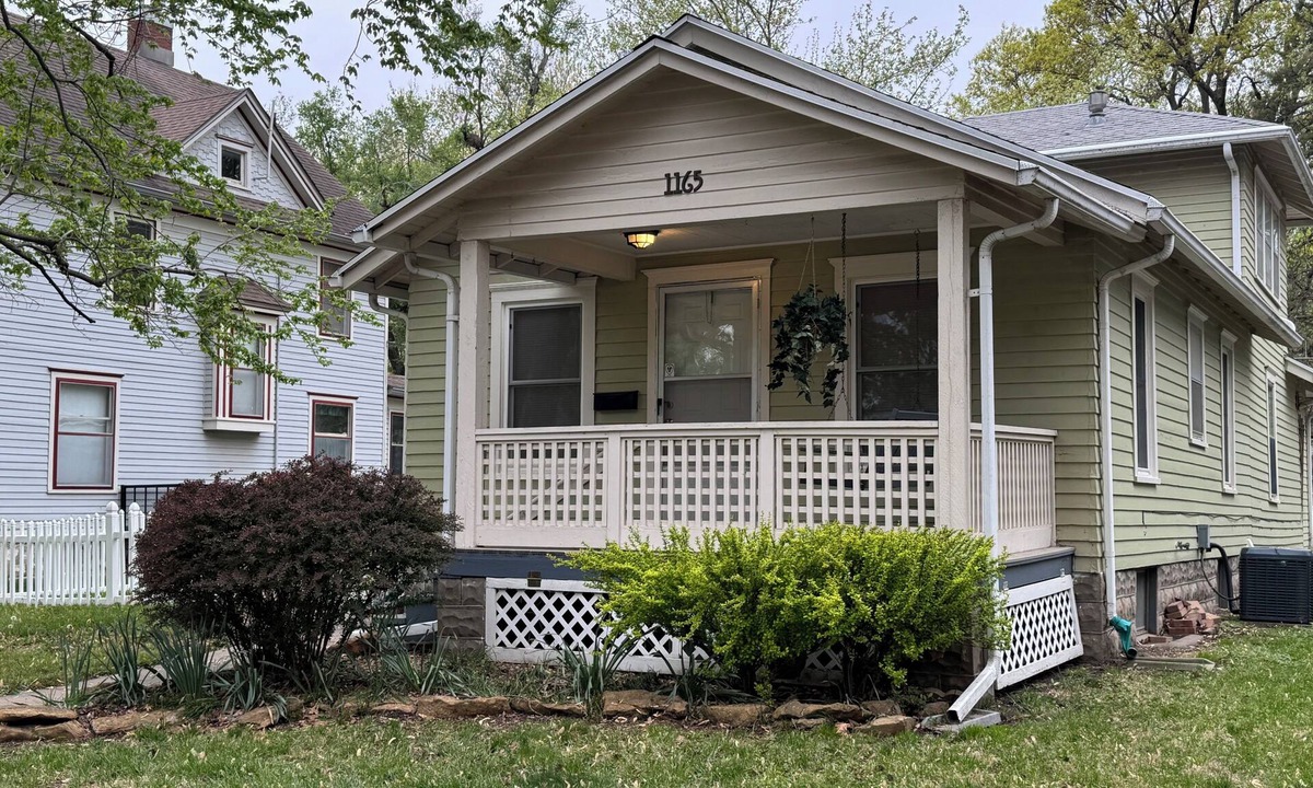 Topeka House | Unique Airplane Bungalow 2BR/2BA One-of-a-Kind Stay
