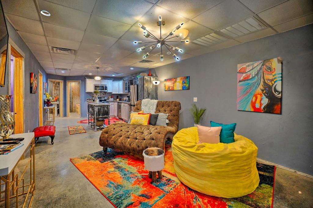Broken Bow Apartment | Unique and Bright Apt on Creek with Deck Access!
