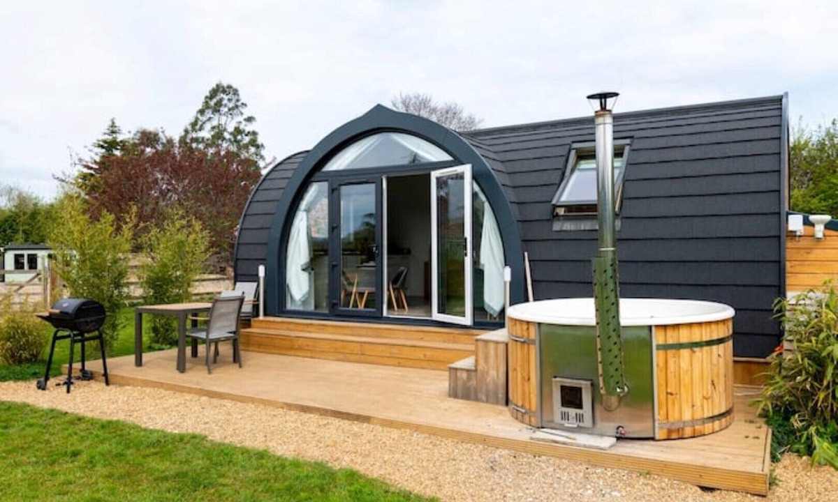 North Walsham Cabin | Unique and Luxurious Hideaway With Private hot tub