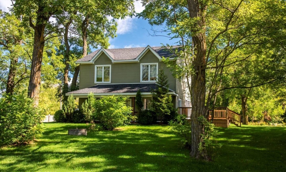 Collingwood Cottage | Unique Blue Mountain Getaway, Private Beach Access, BBQ, Hot Tub, 10 acre lot