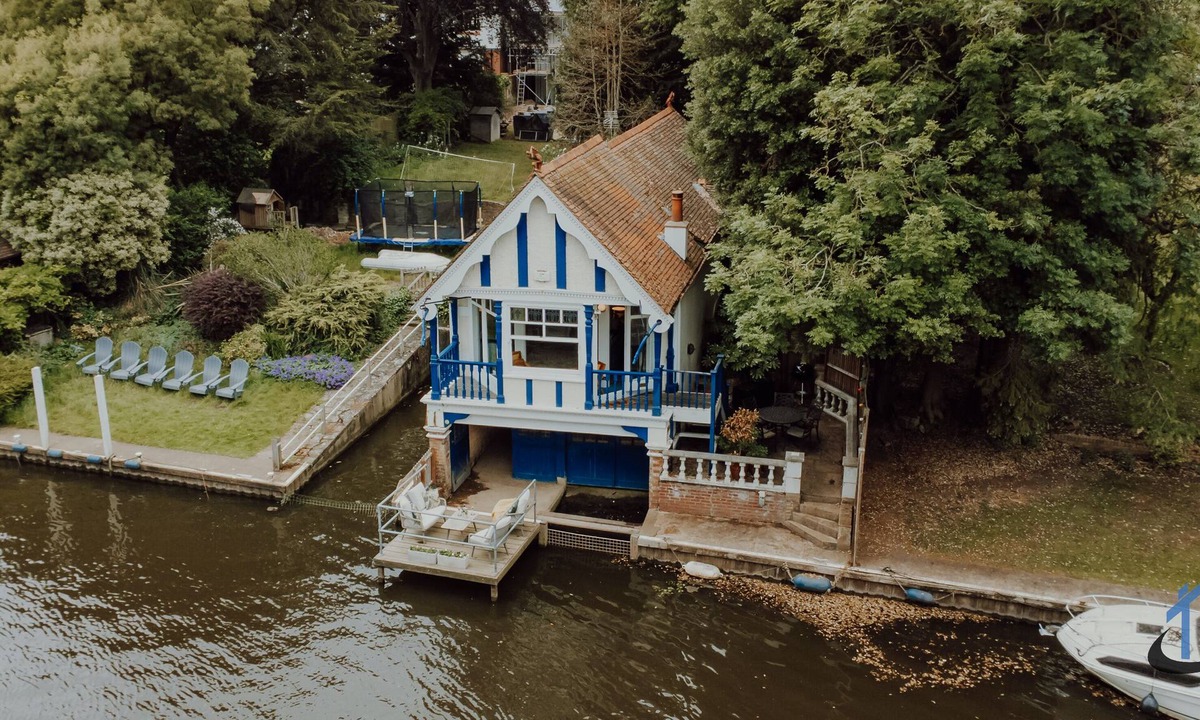 Hampton Wick House | Unique Boathouse 2 bed 2 bath detached free parking x4