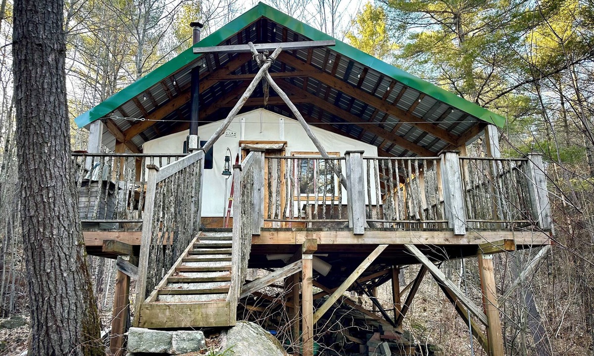 Mansfield-et-Pontefract Cabin | Unique cabin perched high with white pine trees