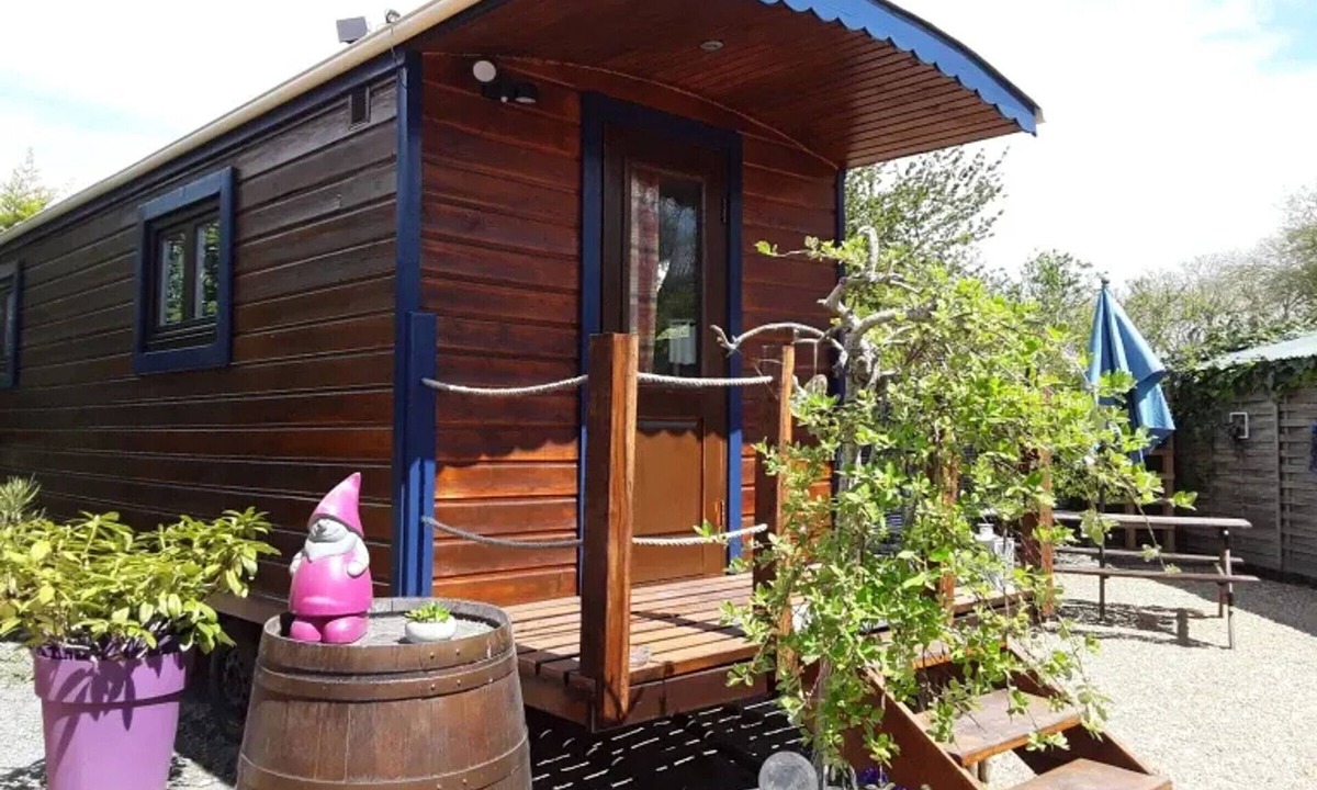 La Fleche House | Unique Caravan with Private Nordic Bath in La Flèche