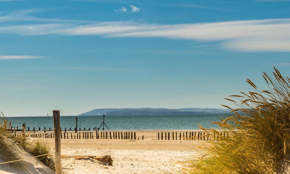 Birdham Apartment | Unique Comfy Remodelled Railway Carriage