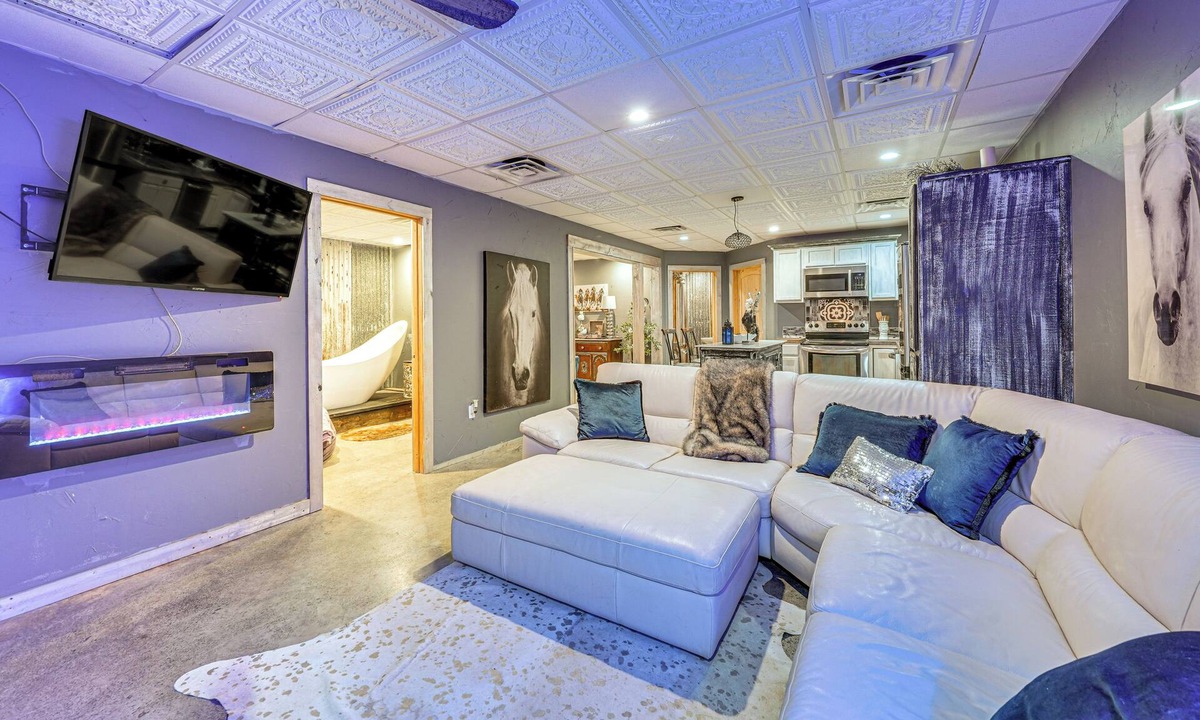Broken Bow Apartment | Unique Creekside Apt in Broken Bow w/Deck Access