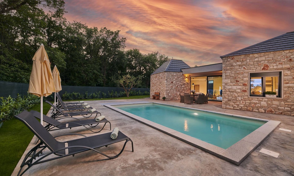 Krizine Villa | Unique Design Villa Doris