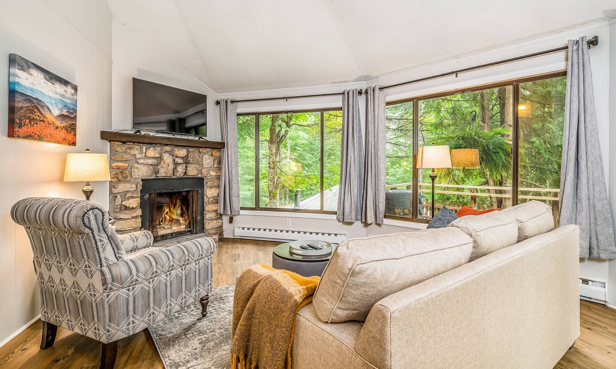 Beech Mountain House | Unique, Dog-Friendly Home in the Woods w/ a Deck & Forest View - Near Skiing