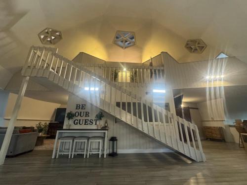 DeLand House | Unique Dome Home - 4BR Getaway - Springs -Daytona - Skydiving