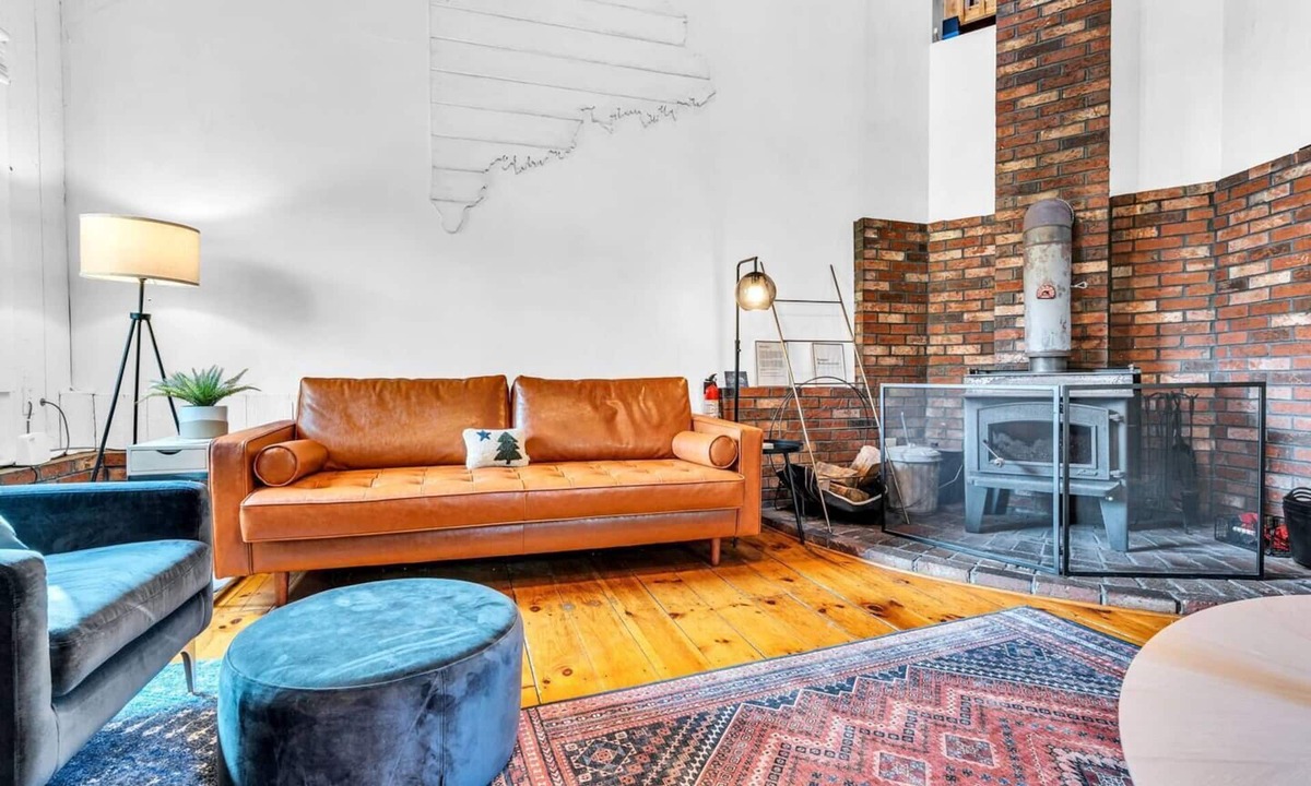 Milton House | Unique Domes! Hot tub! Game Room! Bar! Mtn Views!