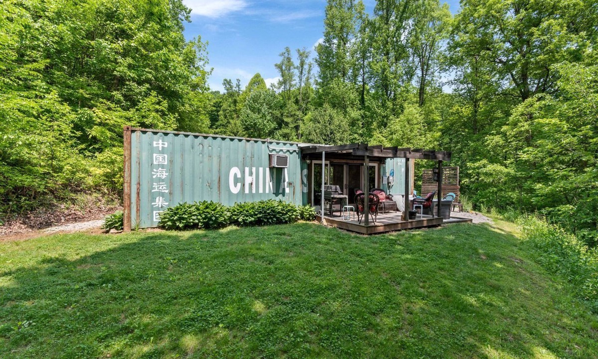 Somerdale Cabin | Unique Dover Accommodation with a Hot Tub Perfect for Glamping in Ohio