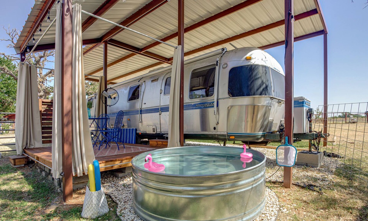 Dennis House | Unique Farm Experience in Airstream Close to Town