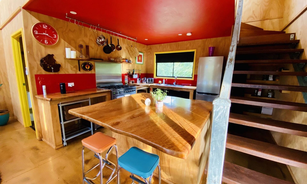 Hunchy Cabin | Unique funky Arthouse ‘Franks Place’ Hunchy Valley