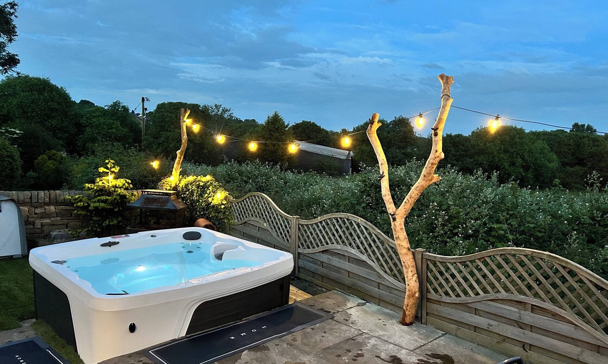 Rastrick House | Unique getaway, surrounded by fields close to two great pubs.