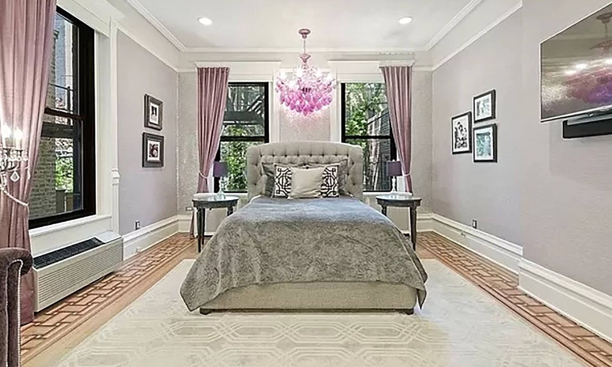 Gold Coast Apartment | Unique & Historic Apartment w/ Gym & Laundry In-Building | Steps from Mag Mile