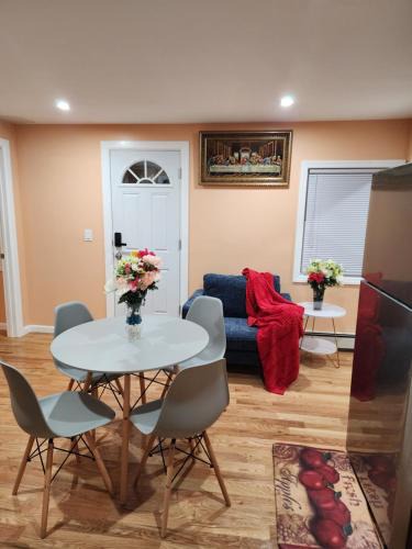 Pelham Gardens House | Unique Home Rentals For Professionals