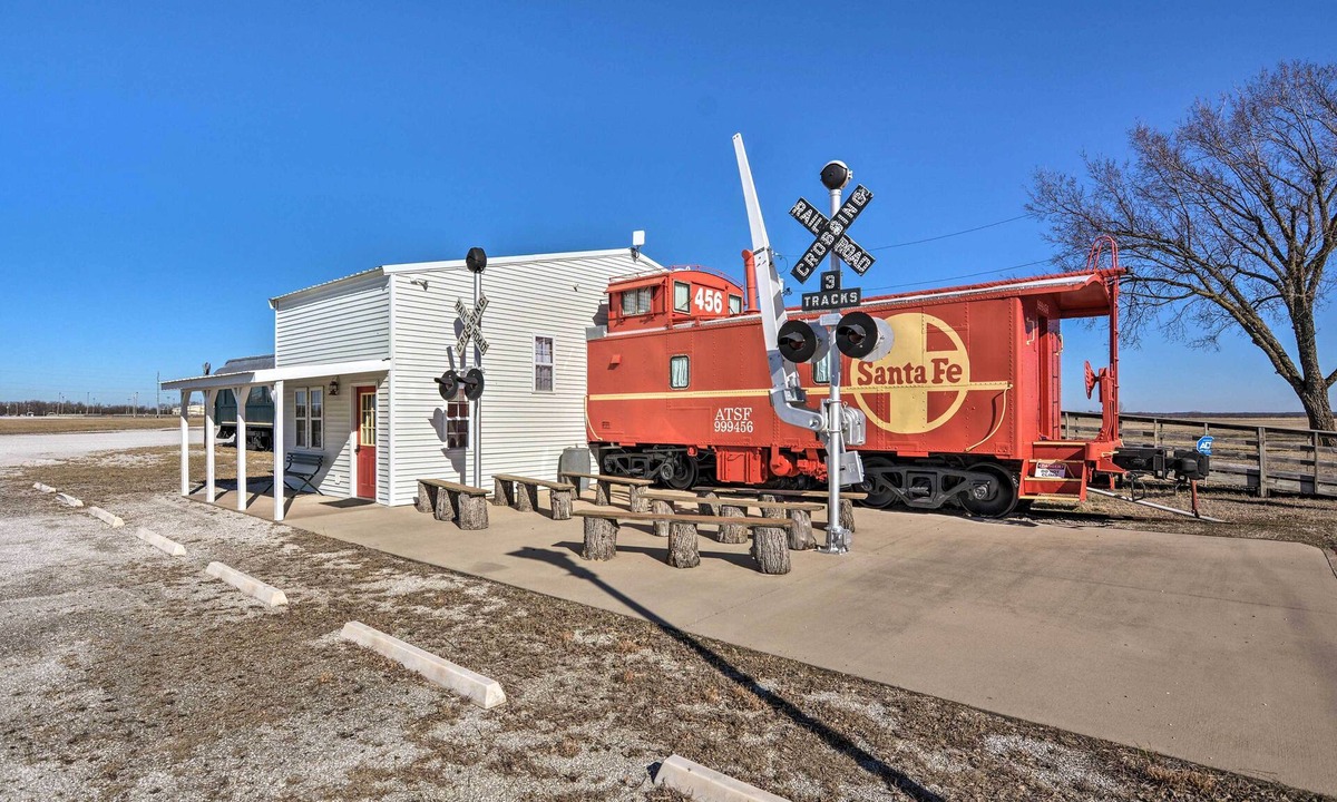 Duenweg Apartment | Unique Joplin Gem: Converted Train Car Studio