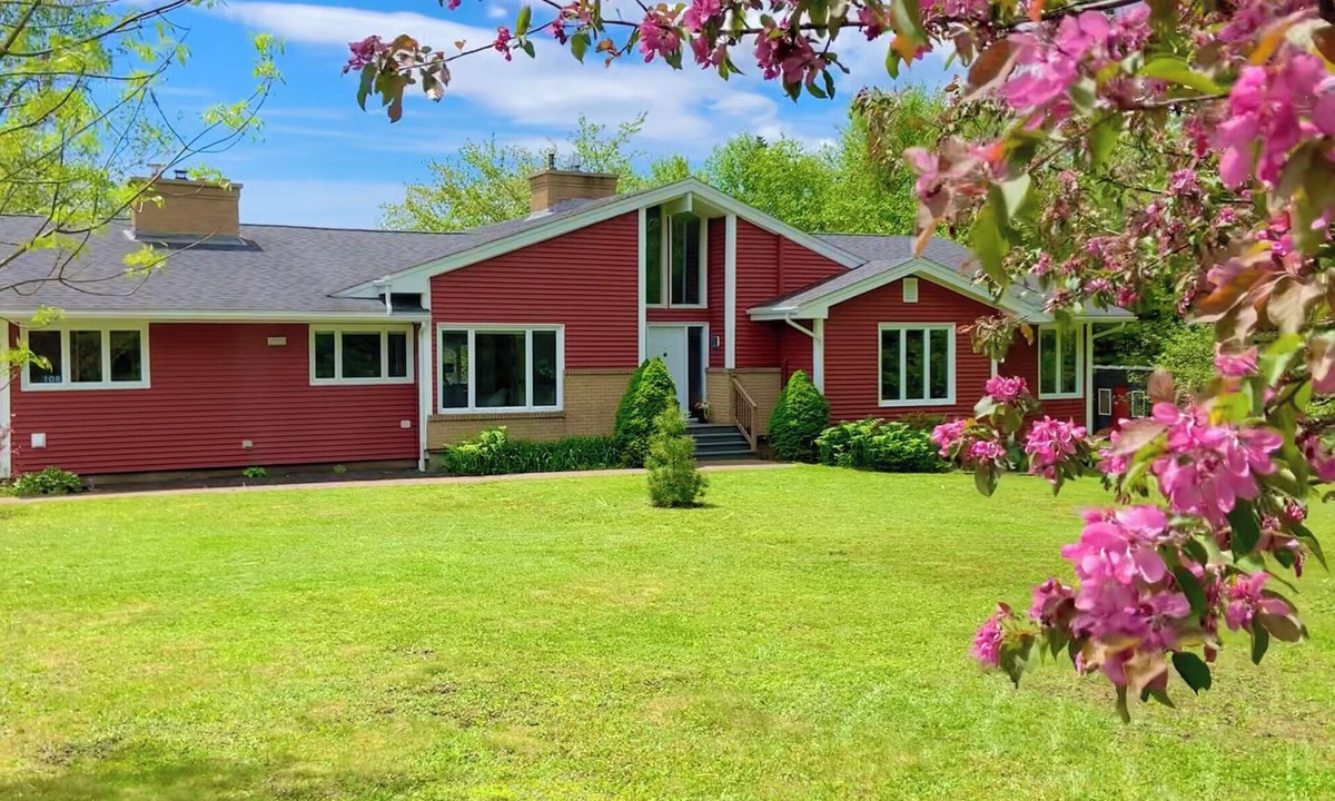 Hammonds Plains House | UNIQUE Modern Character Home - Sleeps 10 ($)