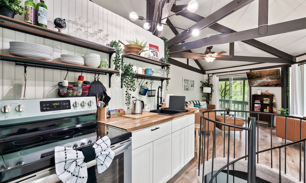 Townsend Ski Chalet | Unique octagon treehouse chalet, panoramic forest views, hot tub