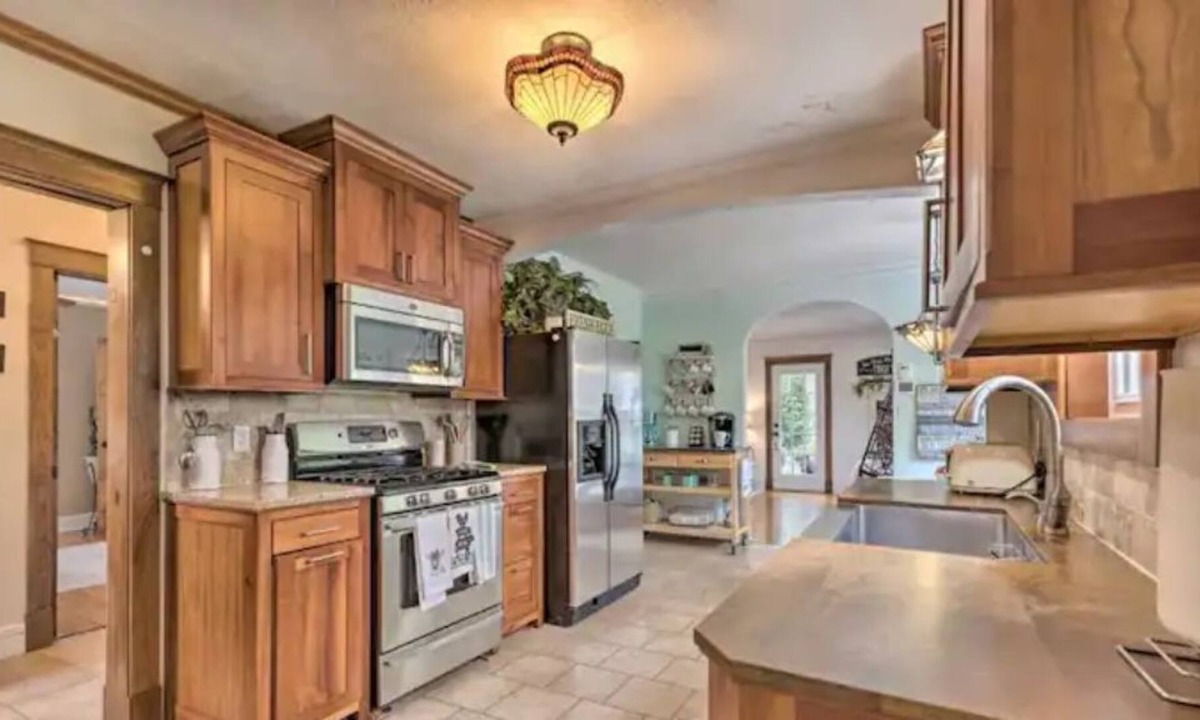 Cabool House | Unique Ozarks retreat w/ private hottub & backyard
