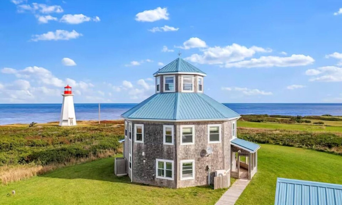 Naufrage House | Unique PEI Lighthouse Beach House with 360° Ocean Views by Shipwreck Point