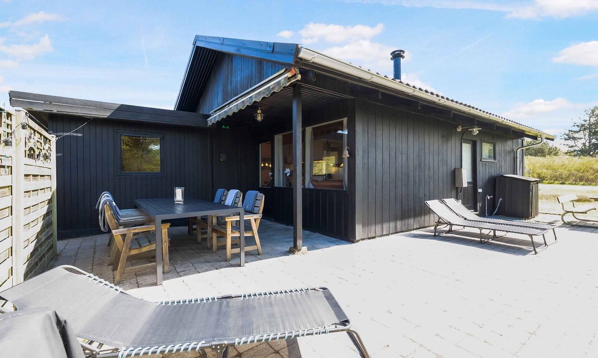 Hoensinge House | Unique place with tennis court for the active