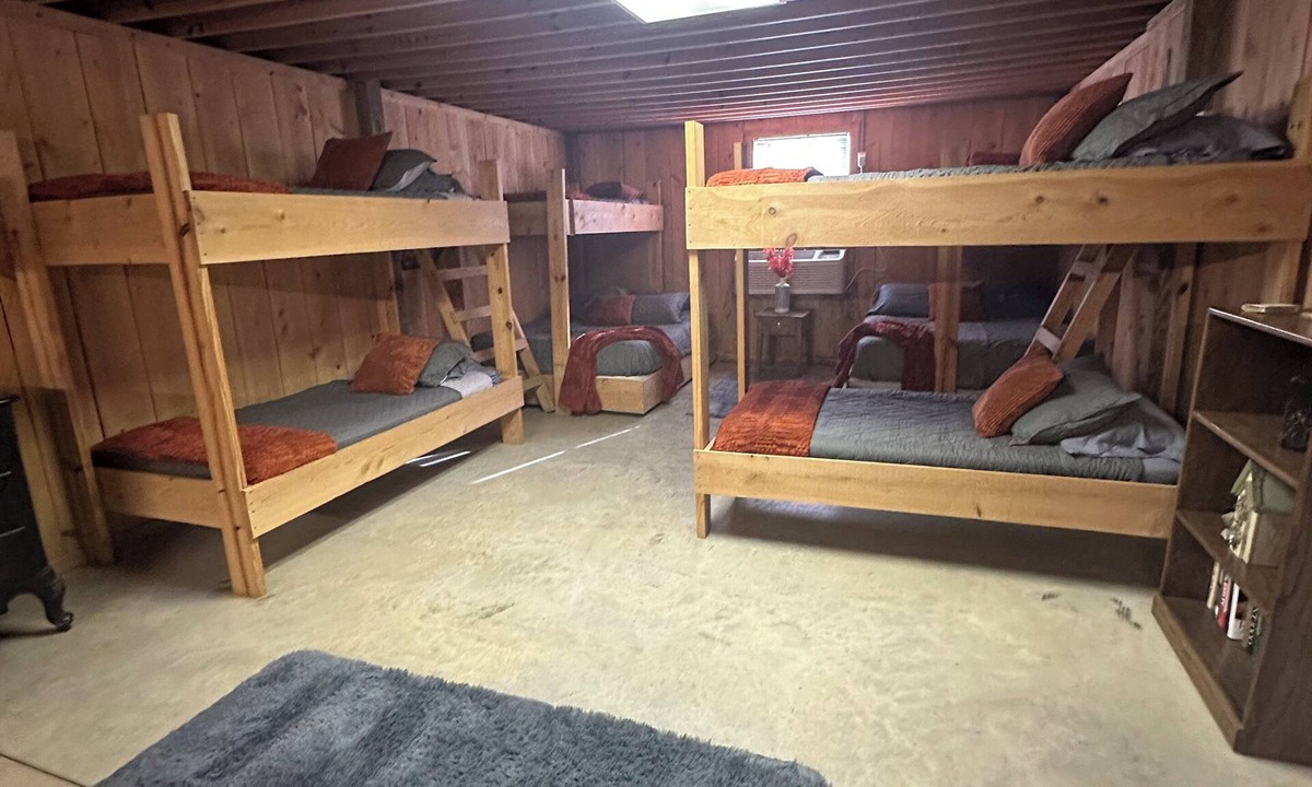 Winona House | Unique & Remodeled Bunkhouse Sleeps up to 10. Direct Access to Brimstone Trails.