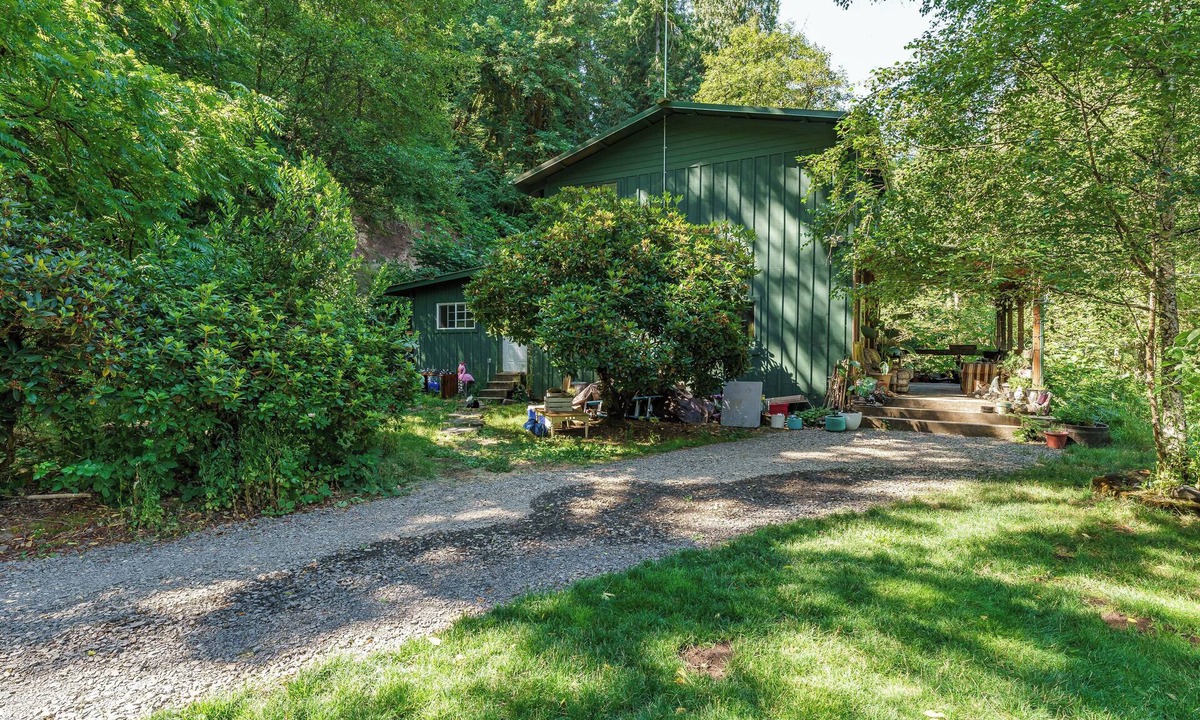 Woodland Cabin | Unique Riverfront Cabin 1 hour north of PDX