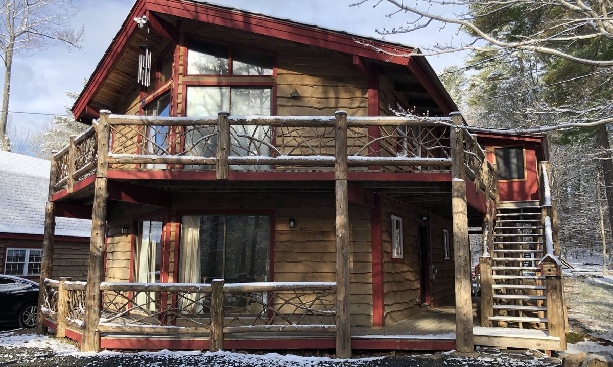 Jay House | Unique Rustic Ski/Tree House - Game room, Hot tub & Sauna