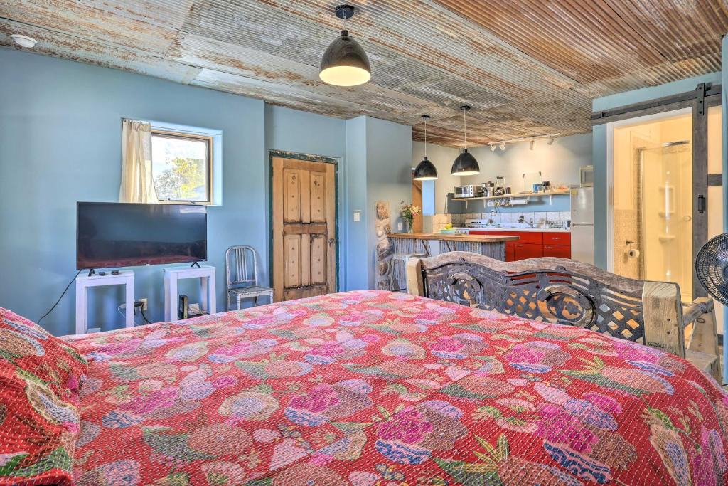 Santa Cruz Apartment | Unique Santa Cruz Studio ~ 25 Mi to Santa Fe