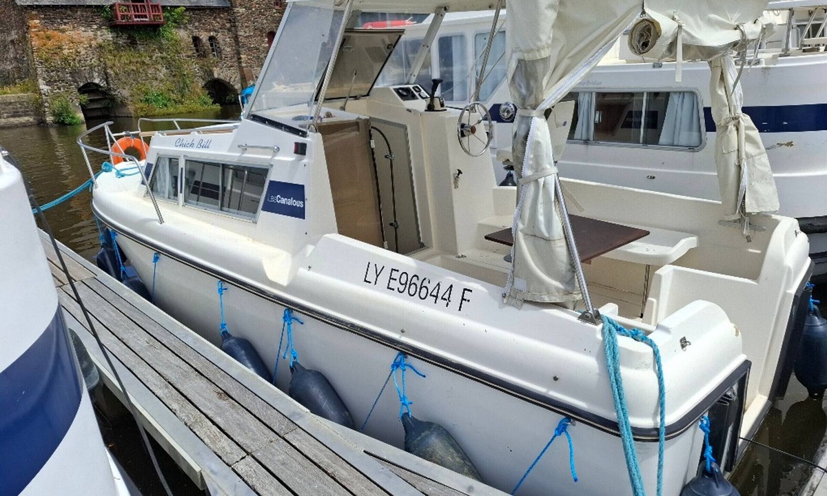 Chenille-Change Apartment | Unique Stay on Boat in Chenillé-Changé