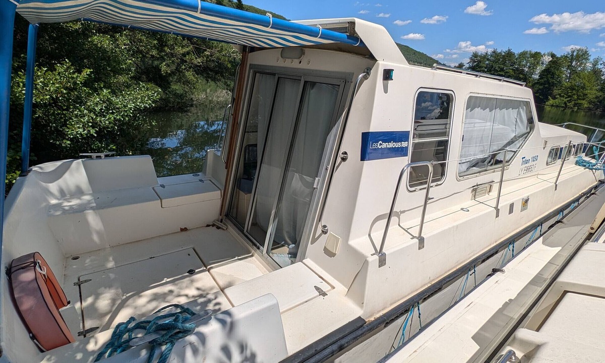 Luzech Boat Rental | Unique Stay on Triton 1050: Private Riverboat for Up to 8 Guests
