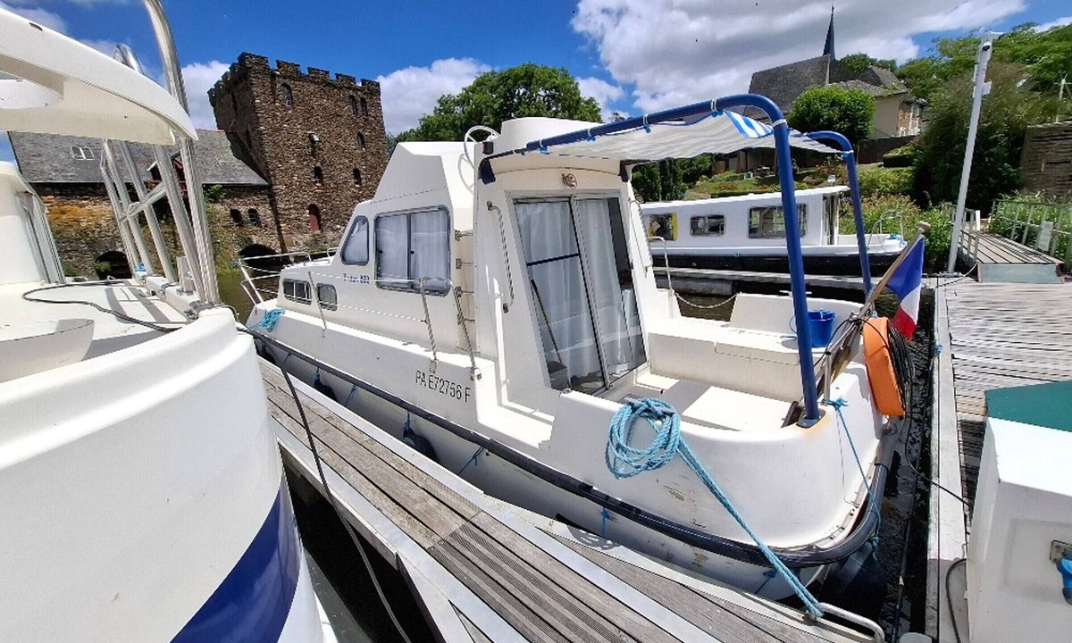 Chenille-Change Boat Rental | Unique Stay Onboard in Chenillé-Changé - Up to 5 Guests