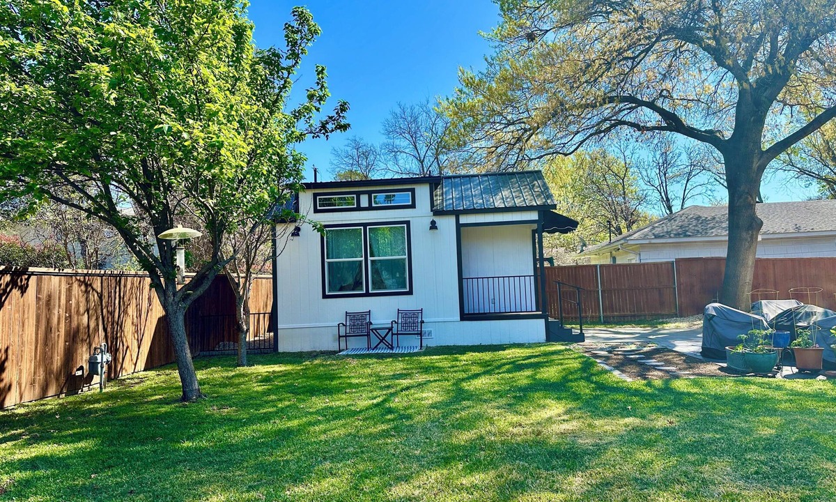 Northwest Dallas Cabin | Unique Stay Tiny Home Fire Pit *Location*