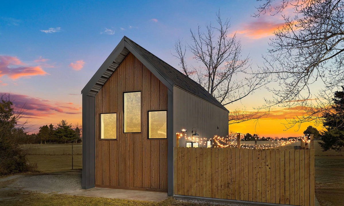 Bourbon House | Unique Tiny Home! Lakefront ~ BBQ Grill ~ Couple's Retreat