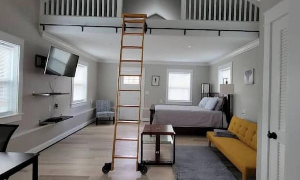 Silver Spring House | Unique Tiny House Studio [With Chickens] Near I-95, FDA, DC, VA