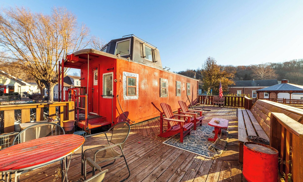 Hartsburg Cabin | Unique train-car stay at the Katy Caboose!